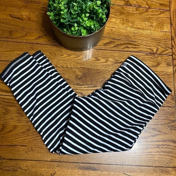 ATHLETA CHATURANGA CAPRI STRIPED LEGGINGS WOMEN'S SIZE M BLACK WHITE YOGA - Picture 7 of 9
